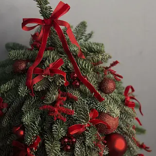 Ёлочка с алым декором S