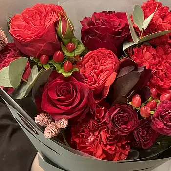 Сборный букет Алый комплимент М
