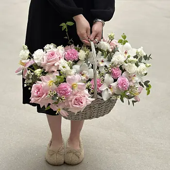 Розовая корзина с орхидеей M