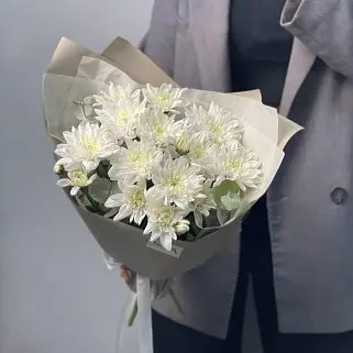 Букет из 3 кустовых хризантем Baltica и эвкалипта