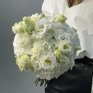 Классический свадебный букет невесты из эустомы