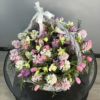 Корзина весенних цветов