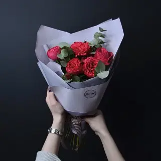 Букет пионовидных роз Red Piano и эвкалипта S