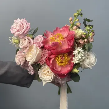 Свадебный букет невесты с пионом Garden