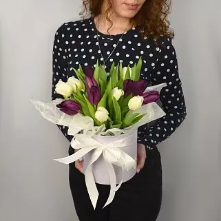 Букет из 15 тюльпанов (микс) в шляпной коробке