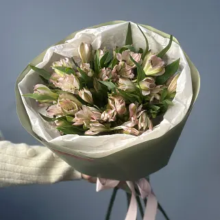 Букет из 7 розовых альстромерий