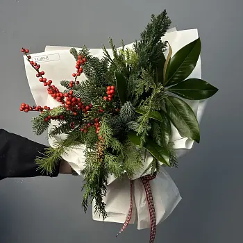 Зимний букет с хвоей и ягодками