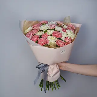 Букет из 35 белых и розовых диантусов