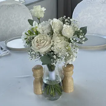Букет на стол гостей в белых оттенках