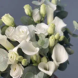 Букет невесты из белых калл, эустомы и эвкалипта