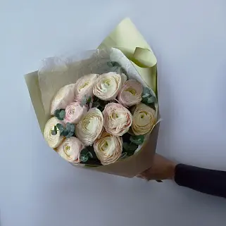 Букет из 11 ранункулюсов