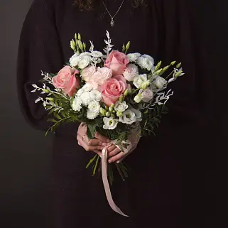 Нежно-розовый свадебный букет невесты