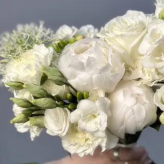 Свежий белый свадебный букет невесты