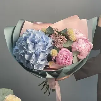 Садовый сборный букет с гортензией и пионами