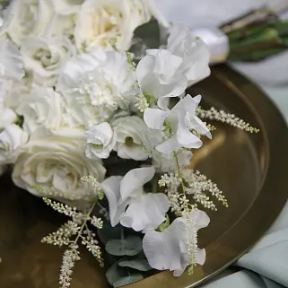 Светлый раскидистый свадебный букет невесты