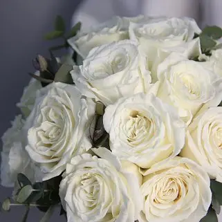 Свадебный букет невесты из 15 роз Playa Blanca и эвкалипта