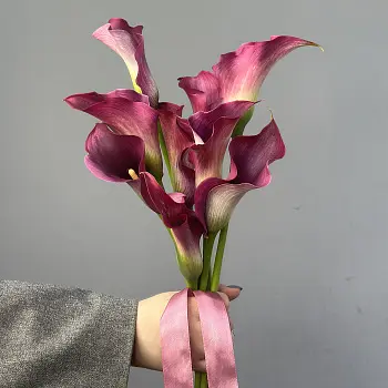 Раскидистый букет невесты из темных калл