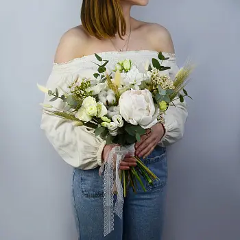 Полевой свадебный букет невесты с пионом #1