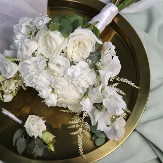 Светлый раскидистый свадебный букет невесты