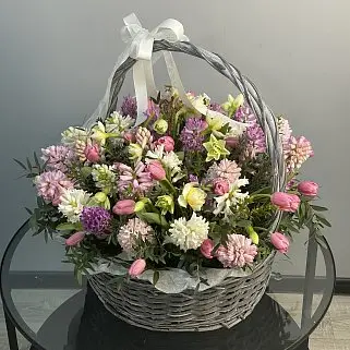 Корзина весенних цветов