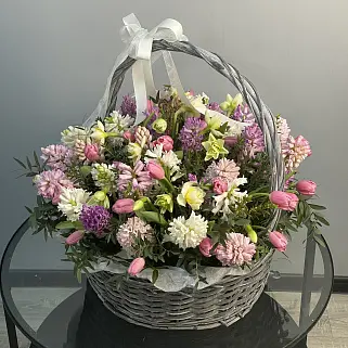 Корзина весенних цветов