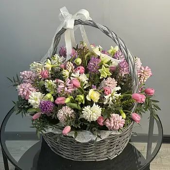 Корзина весенних цветов