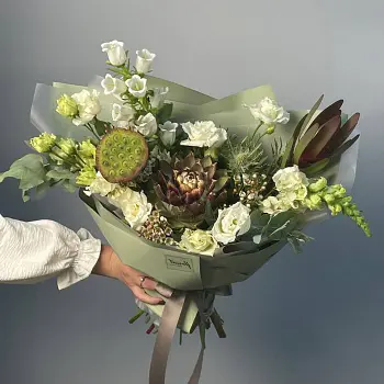 Стойкий экзотический сборный букет