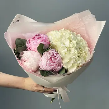 Букет гортензии и пионов Strawberry Cream