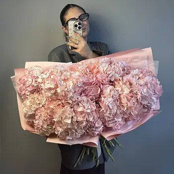 Букет из 15 розовых гортензий