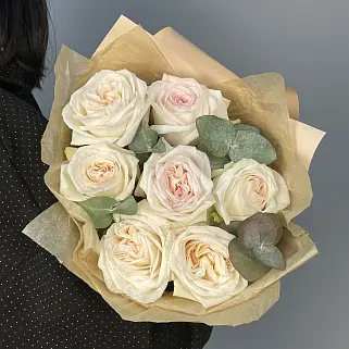 Букет пионовидных роз White O'Hara и эвкалипта XS