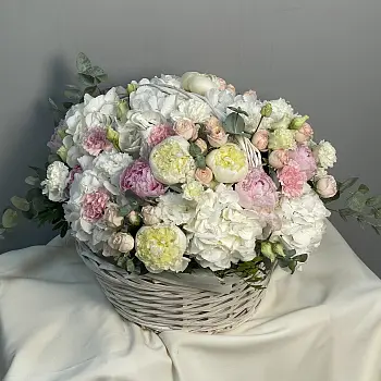Садовая корзина с пионами