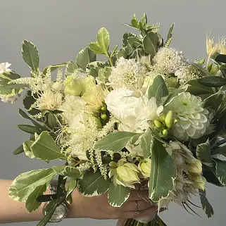 Раскидистый лесной свадебный букет невесты