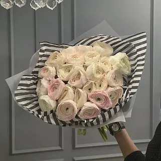 Букет из 25 ранункулюсов