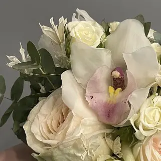 Нежный свадебный букет невесты с орхидеей