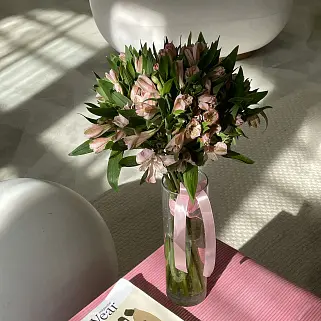 Интерьерный букет из 15 розовых альстромерий