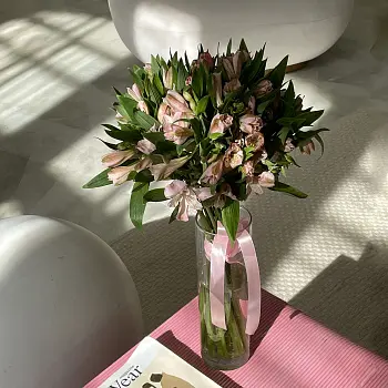 Интерьерный букет из 15 розовых альстромерий