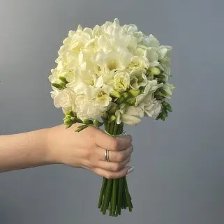 Классический свадебный букет невесты из 29 фрезий