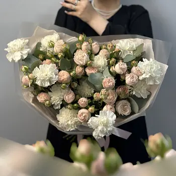 Дуо-букет роз Bombastic и белых гвоздик L