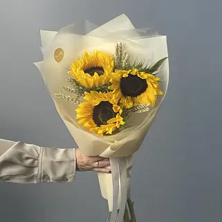 Букет из 3 подсолнухов и колосков