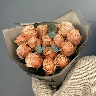 Букет пионовидных роз Kahala и эвкалипта M