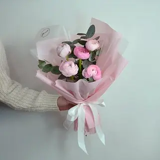 Букет из 5 ранункулюсов