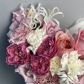 Свадебный букет невесты в малиновых оттенках