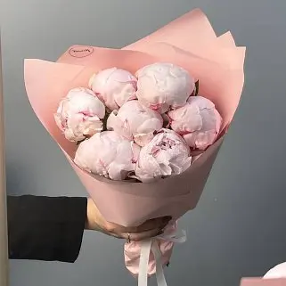 Букет из 7 розовых пионов