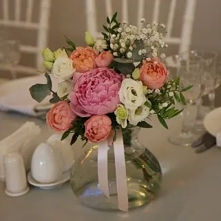 Розово-персиковый букет на стол гостей