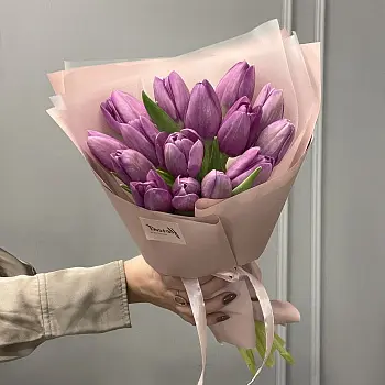 Букет из 15 фиолетовых тюльпанов