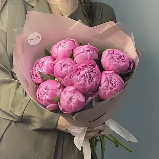 Букет из 9 ярко-розовых пионов