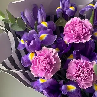 Букет из 15 ирисов, эвкалипта и гвоздик