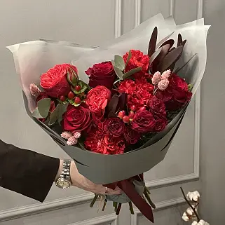 Сборный букет Алый комплимент М