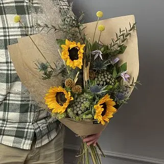 Мужской букет с подсолнухом в крафте