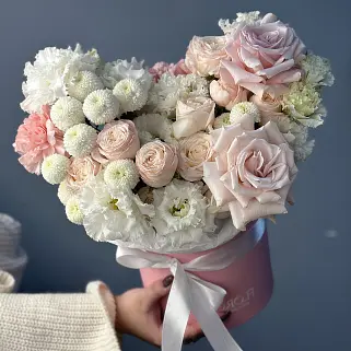 Розовая цветочная композиция